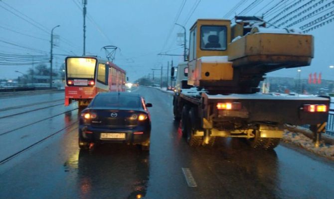 В Туле на улице Пролетарской Mazda столкнулась с краном