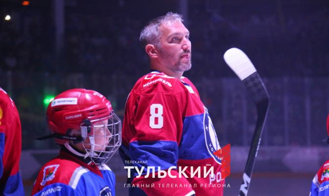 В Туле сыграли легенды мирового хоккея: фоторепортаж