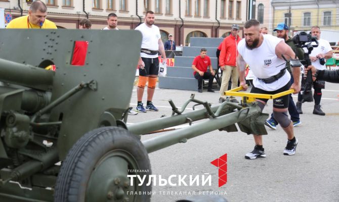 В День города на площади Ленина определили самого сильного туляка: фоторепортаж