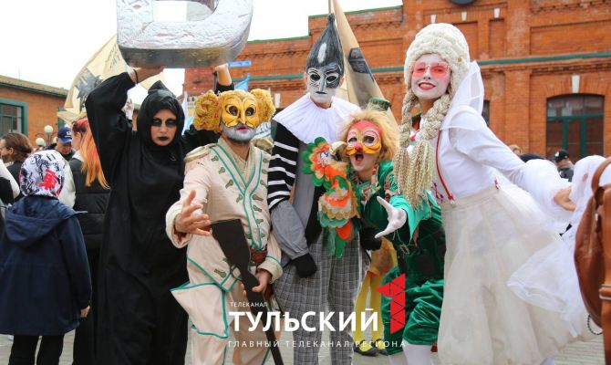 По центру Тулы прогулялись духи леса, еноты и клоуны: в городе прошел фестиваль "Театральный дворик"