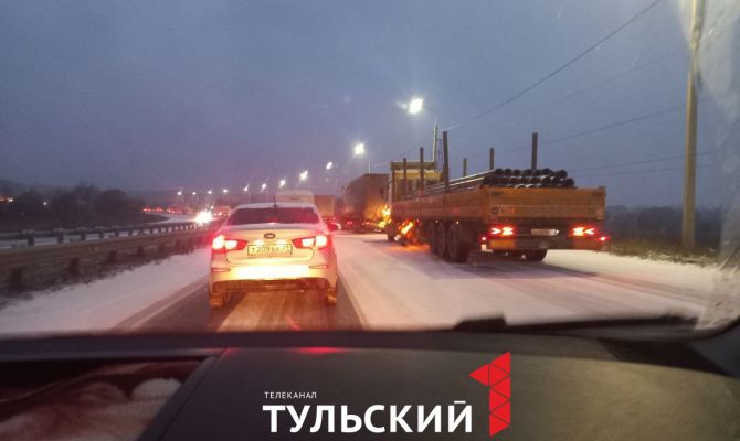 В Тулу закрыли въезд для грузовиков из-за снегопада