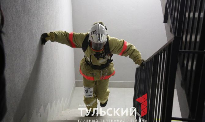25 этажей за 3 минуты: в Туле прошел «Вертикальный вызов» среди спасателей