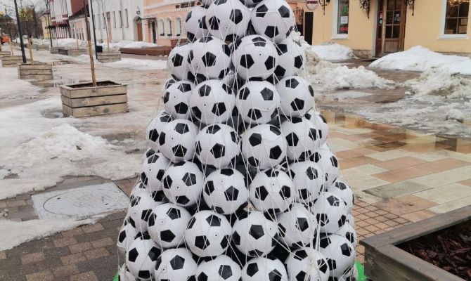 В центре Тулы установили футбольную елку
