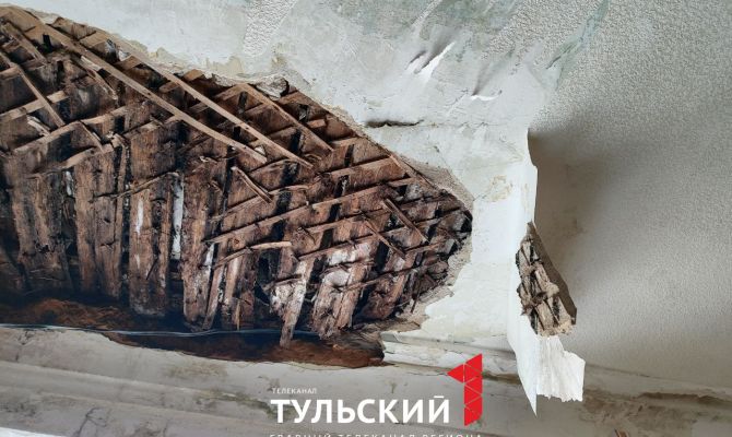 В Туле управляющая компания заплатила более 280 тысяч рублей за обрушение потолка