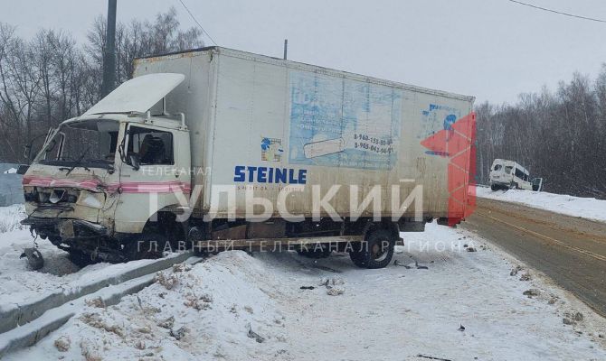 На трассе М-4 "Дон" под Ефремовом столкнулись грузовик и автобус: пострадали 5 человек