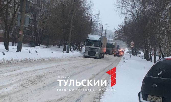 Из-за буксующих фур дорога в Туле вынуждено стала односторонней