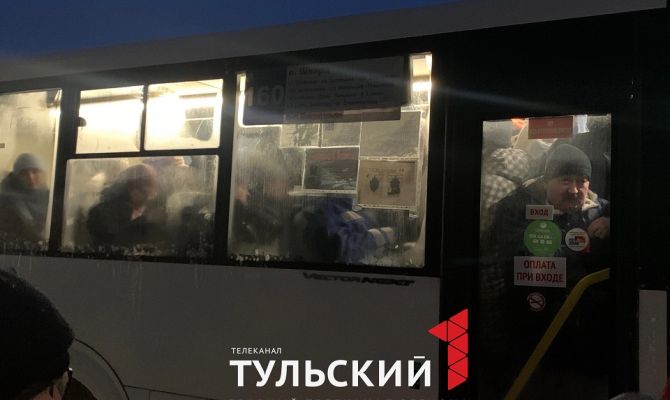 Транспортный коллапс в Болохово: люди столпились на остановках