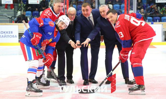 Хоккеисты АКМ подарили Алексею Дюмину бомбер