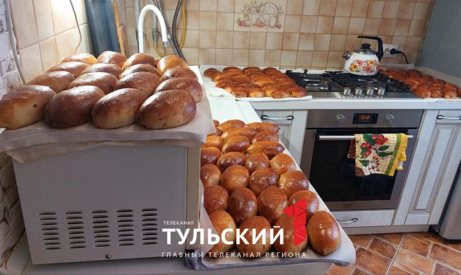 Тульские волонтеры испекли пирожки для бойцов СВО