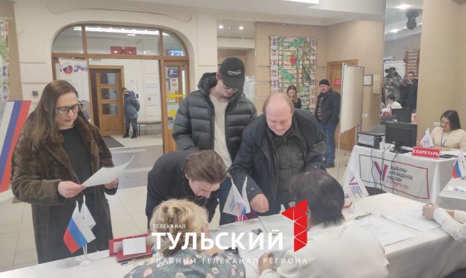 В Тульской области проголосовал на выборах советник Президента Владимир Толстой