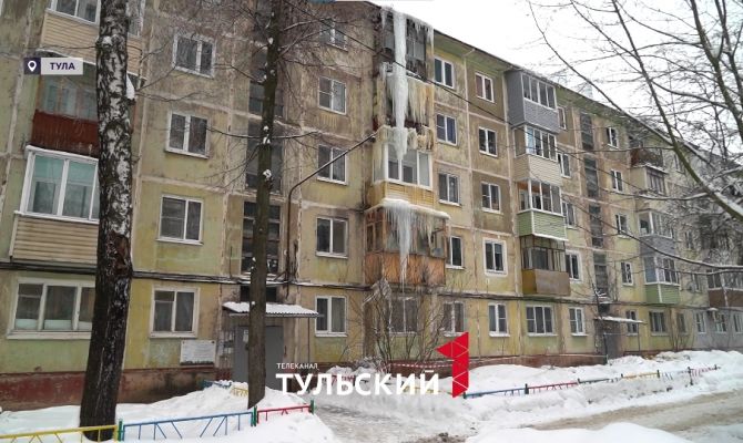 На ул. Металлургов в Туле 10-метровая сосулька сковала несколько этажей