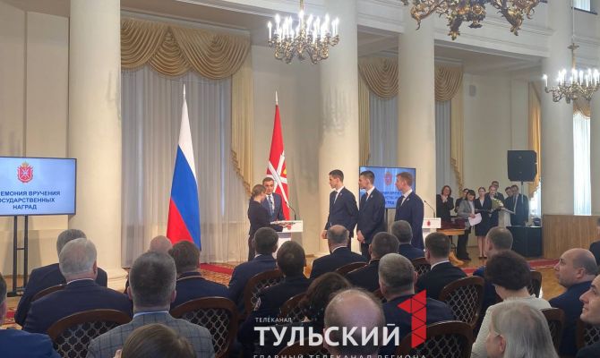 Тульских хоккеистов наградили медалью за спасение погибавших