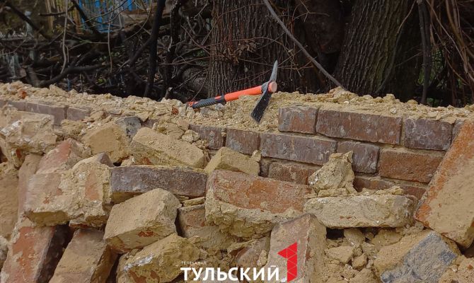 В Туле из-за большого потока машин может завалиться стена Всехсвятского кладбища