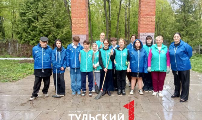 В Туле волонтеры приводят в порядок могилы солдат