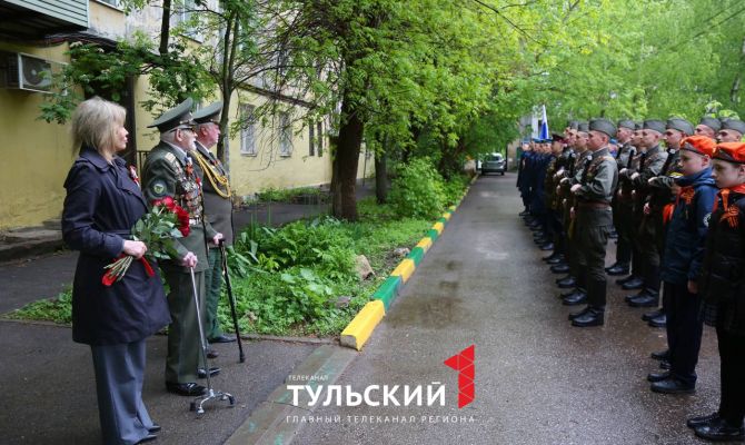 В Туле провели парад у дома 99-летнего ветерана