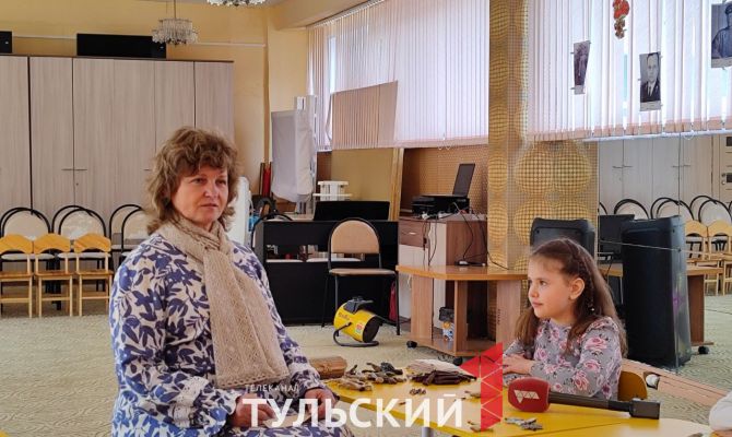 Воспитанники детского сада в Донском делают куклы-обереги для солдат СВО