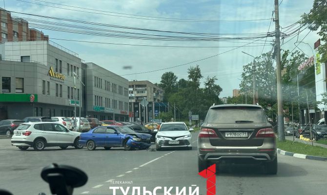 В Туле на перекрестке улиц Пушкинской и Демонстрации произошло ДТП