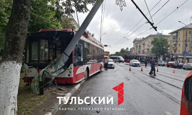 В Туле на проспекте Ленина троллейбус врезался в столб