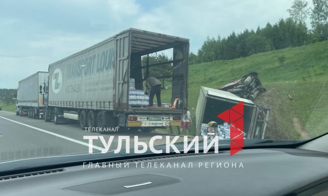 На трассе М-2 под Тулой фура улетела в кювет