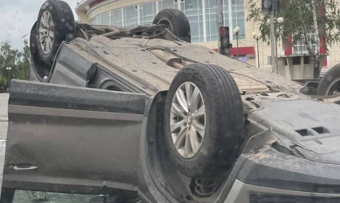 Возле Тульского цирка перевернулся автомобиль