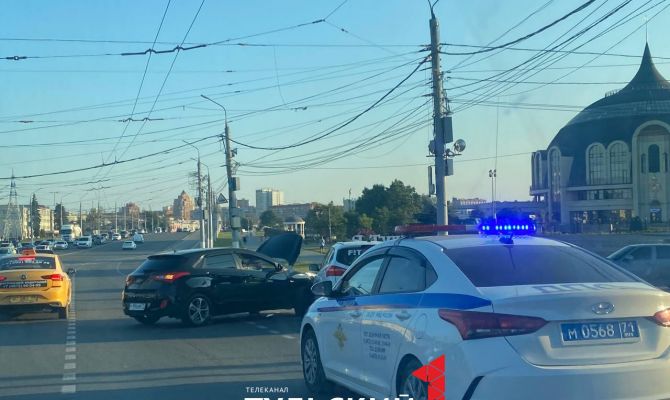 На улице Октябрьской в Туле столкнулись две легковушки