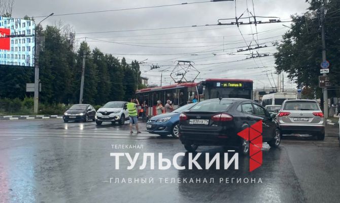 На проспекте Ленина в Туле столкнулись автобус и трамвай