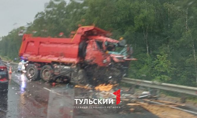 На трассе под Тулой столкнулись два грузовика