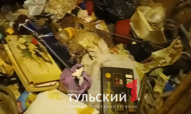 В тульской пятиэтажке разбирают квартиру «Плюшкина»