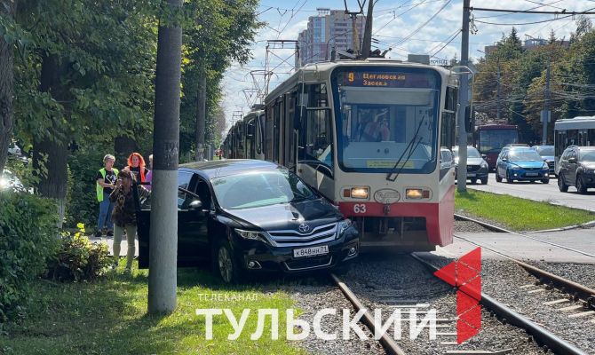 На проспекте Ленина в Туле столкнулись легковушка и трамвай