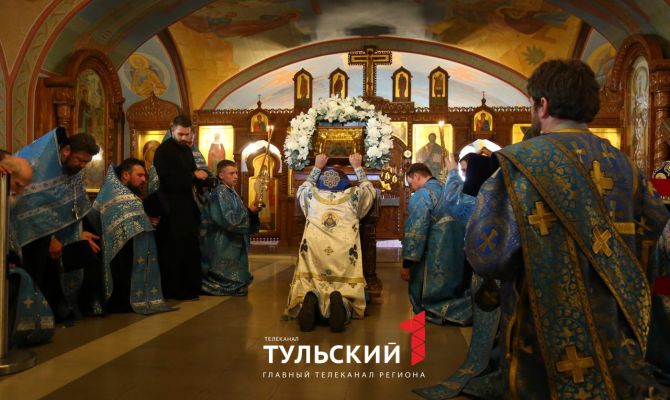 Туляки встали в очереди к мироточивой иконе Божией Матери "Умягчение злых сердец"