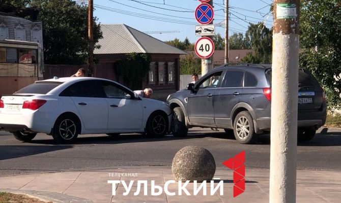 На улице Оборонной в Туле столкнулись два автомобиля