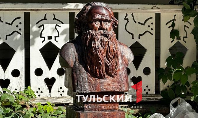 Китайцы сделали бюст Льва Толстого из 3000-летнего дерева