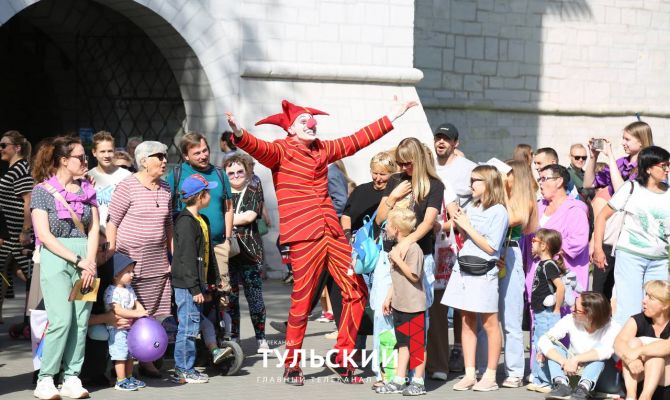 Кремлевский сквер в Туле в День города превратился в сцену театра