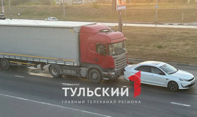 На улице Рязанской в Туле столкнулись грузовик и легковушка