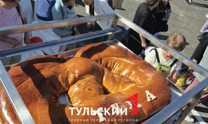 В Туле испекли самый большой в России крендель