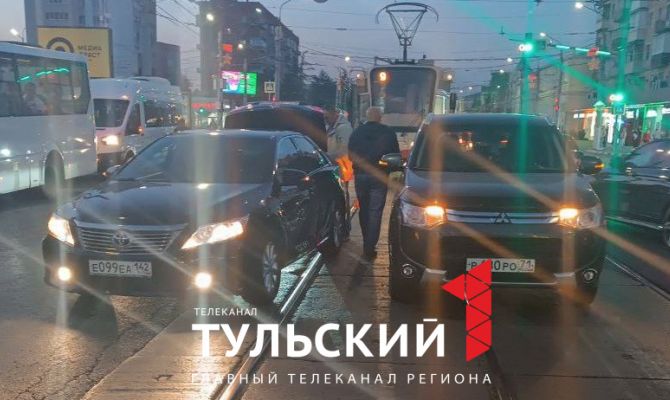 На улице Советской в Туле встали трамваи из-за ДТП