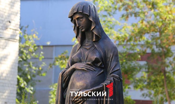 У женской консультации в Туле открыли скульптуру "Богородица в ожидании младенца Иисуса"