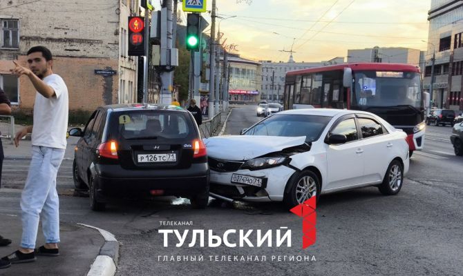 На улице Советской в Туле столкнулись две легковушки