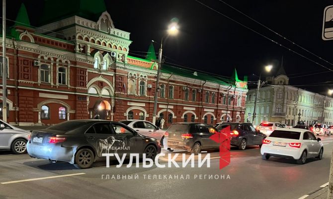 На улице Советской в Туле собрался «паровозик» из 3 машин