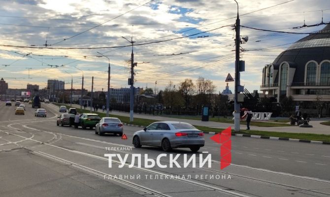 Возле Музея оружия в Туле собрался «паровозик» из 3 машин