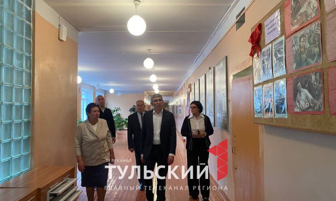Дмитрий Миляев посетил школу в поселке Михайловский