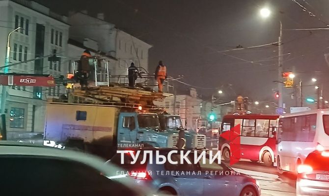 На Зареченском мосту в Туле образовалась большая пробка из-за оборванных проводов