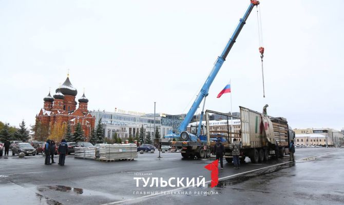 На площади Ленина в Туле начался монтаж Губернского катка