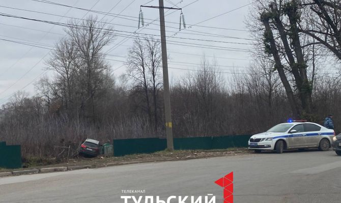 В Туле ищут водителя Audi, который врезался в забор на Веневском шоссе