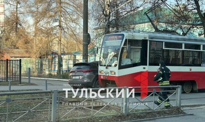 На улице Ф. Энгельса в Туле столкнулись трамвай и легковушка