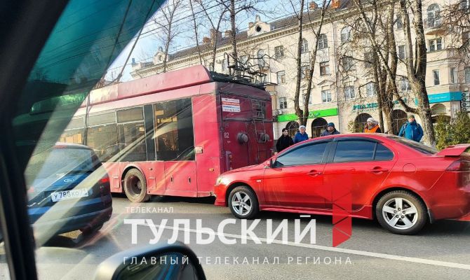 На проспекте Ленина в Туле легковушка столкнулась с троллейбусом