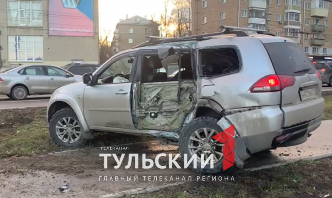 На проспекте Ленина в Туле машина вылетела с дороги