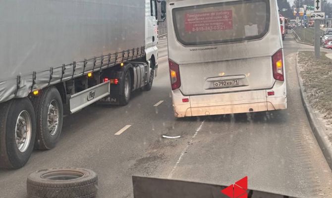 На улице Рязанской в Туле у автобуса на ходу отвалилось колесо