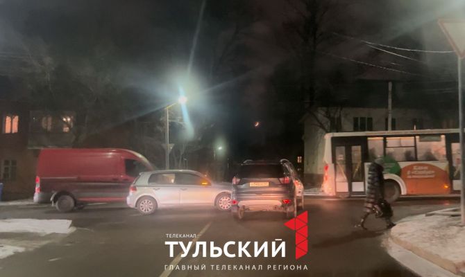 На улице Станиславского в Туле столкнулись 2 внедорожника