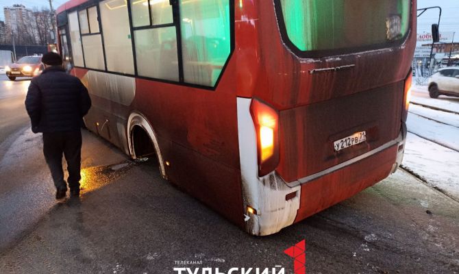 На проспекте Ленина в Туле у автобуса на ходу отвалилось колесо